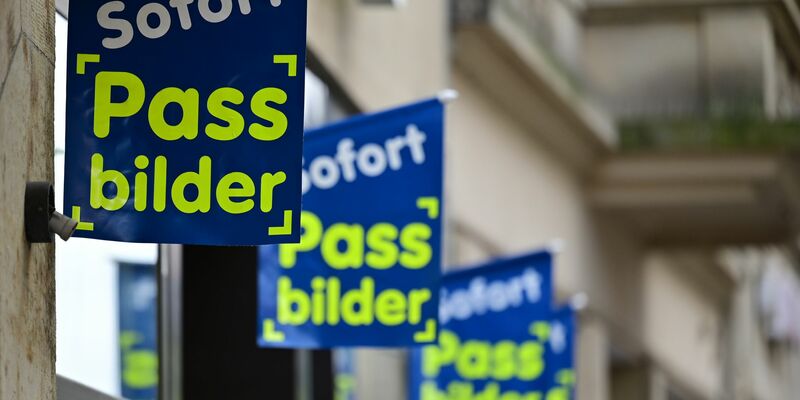 Ab Mai sollten von der Passbehörde eigentlich nur noch digitale Fotos akzeptiert werden, die entweder direkt in der Behörde angefertigt oder durch auf einem festgelegten, sicheren Übermittlungsweg von einem Fotostudio dorthin gesendet werden. (Archivfoto) - Foto: Martin Schutt/dpa