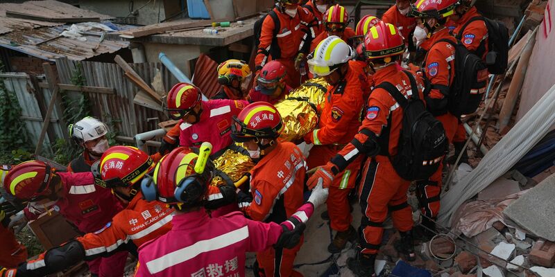 Rettungskräfte befreien einen Überlebenden unter Trümmern. - Foto: Cai Yang/XinHua/dpa