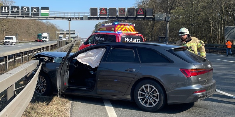 FW Lehrte: Eine verletzte Person bei Unfall auf der A2 - Rettungsgasse wieder zugeparkt - Foto: presseportal.de
