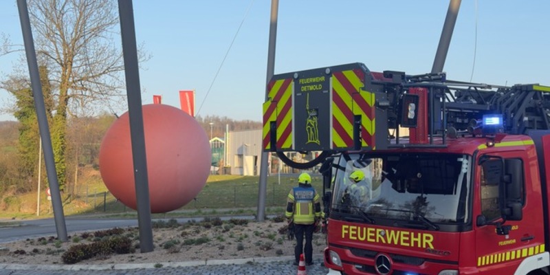 FW-DT: Rote Kugel in höchster Gefahr - Feuerwehr verhindert möglichen Absturz - Foto: presseportal.de