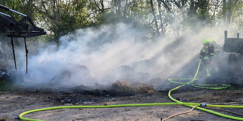 FW Pulheim: Brand eines Strohlagers in Pulheim - Foto: presseportal.de