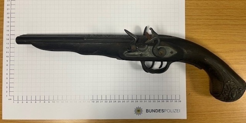 BPOL NRW: Schokoriegel gestohlen - Bundespolizei stellt antike Waffe sicher - Foto: presseportal.de