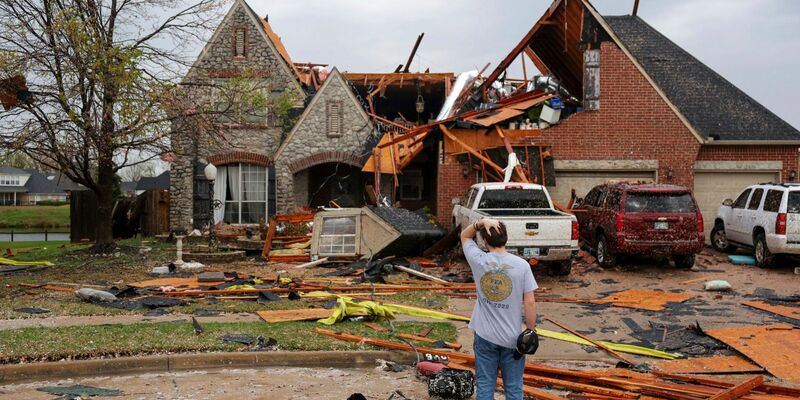 Das Ausmaß der Schäden der Tornados in gleich mehreren US-Bundesstaaten ist noch unklar.  - Foto: Mike Simons/Tulsa World/AP/dpa