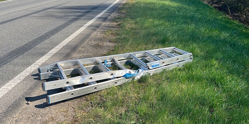 POL-ST: Rheine, Neuenkirchen, Leiter auf Bundesstraße gefallen, Pkw beschädigt - Foto: presseportal.de