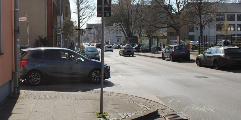 POL-MI: E-Scooter-Fahrer fährt gegen Auto und flüchtet - Foto: presseportal.de