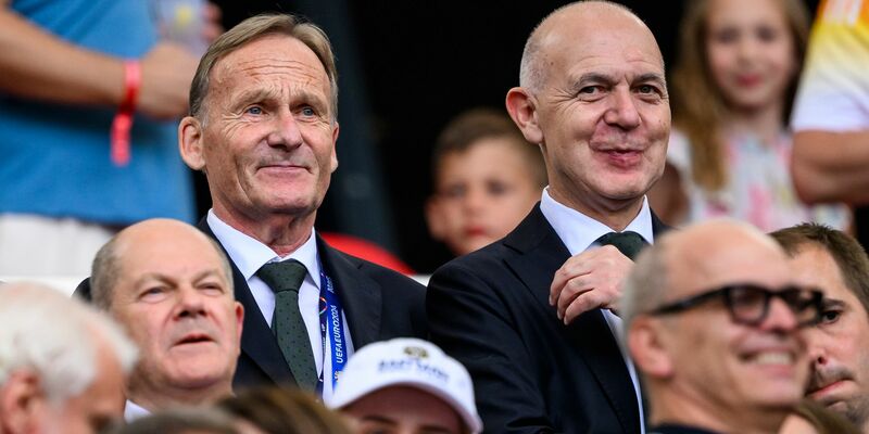 Die Top-Funktionäre Watzke (l.) und Neuendorf (r.) streben eine weitere Amtszeit in internationalen Fußball-Gremien an.  - Foto: Tom Weller/dpa