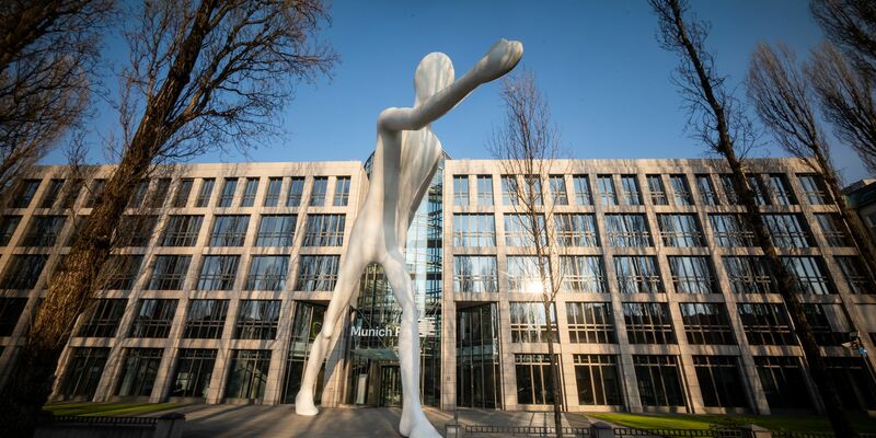 Die Zentrale der Rückversicherung Munich Re. Ihre Fachleute haben die weltweite Entwicklung der Cyberkriminalität im Blick. (Archivbild) - Foto: Peter Kneffel/dpa