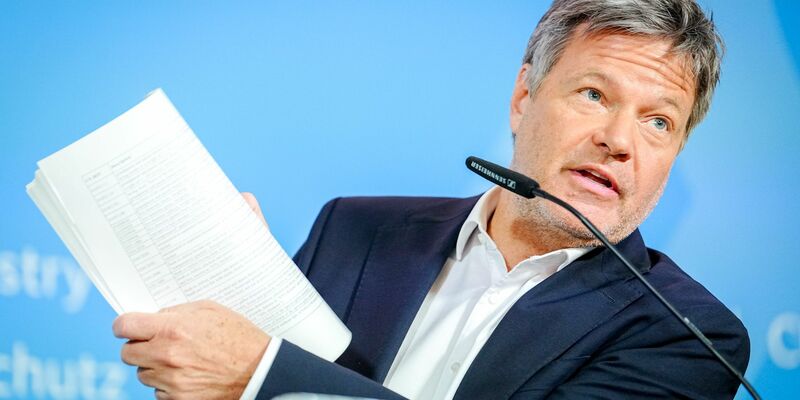 Robert Habeck hält vermeintlich vertrauliche Dokumente in die Kamera.  - Foto: Kay Nietfeld/dpa