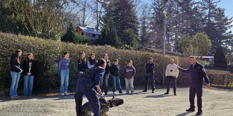POL-PPTR: Abwechslungsreicher Girls' Day bei der Polizeiinspektion Baumholder - Foto: presseportal.de