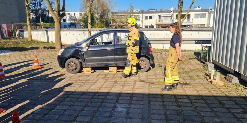 FW Paderborn: Girls'Day bei der Feuerwehr Paderborn - Ein spannender Tag voller neuer Eindrücke - Foto: presseportal.de