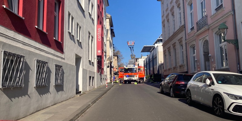 FW-BN: Wohnungsbrand in Dachgeschosswohnung - Bewohnerin in letzter Sekunde durch die Feuerwehr von Balkon gerettet - Foto: presseportal.de