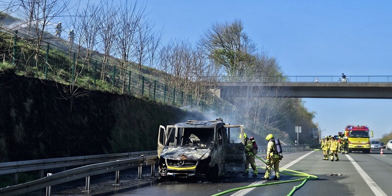 FW Ratingen: Brennender Abschleppwagen auf BAB 3 in Ratingen - Foto: presseportal.de