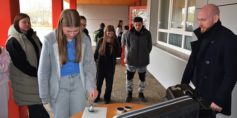 POL-HR: Dialogreihe Cops im Dialog - Polizei und Schule im Austausch an der Carl-Bantzer-Schule - Foto: presseportal.de