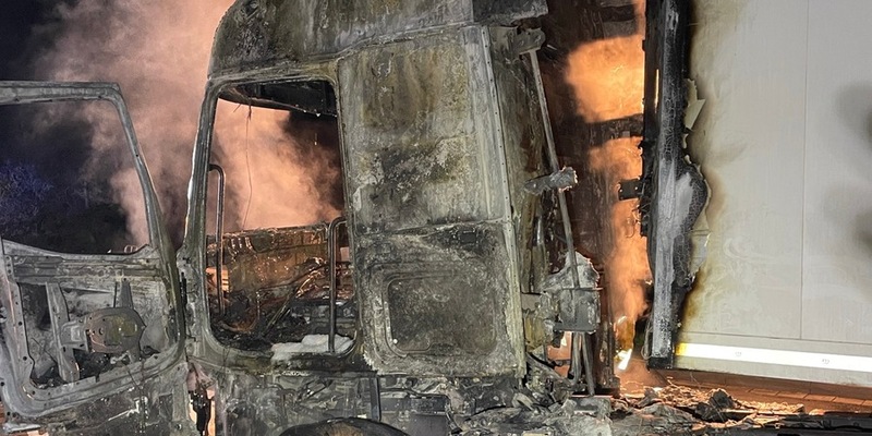 POL-PASTKL: Brennender Lkw auf dem Parkplatz Entenpfuhl - Foto: presseportal.de