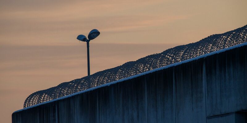 Gegen den Ehemann besteht nach dem Tod seiner Frau in einer Besuchszelle dringender Tatverdacht. (Archivbild) - Foto: Klaus-Dietmar Gabbert/dpa