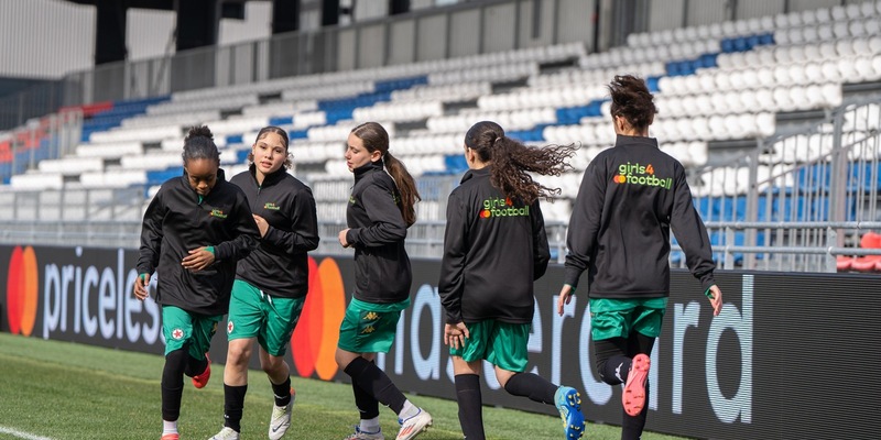 Girls4Football: Startschuss für die Initiative von Mastercard und der UEFA-Stiftung für Kinder / Autorin von Kick it like Beckham mit neuem Buch - Foto: presseportal.de