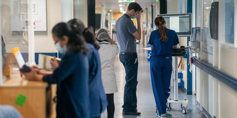 Viele Beschäftigte berichten von miserablen Zuständen in den Krankenhäusern. (Archivbild) - Foto: Jeff Moore/PA Wire/dpa
