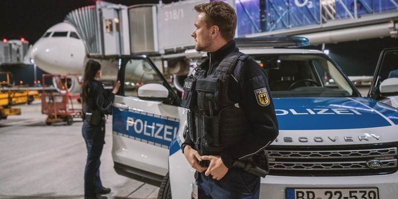 Bundespolizeidirektion München: Unruly Passenger auf Flug BT927 - Bundespolizei am Flughafen München schreitet ein - Foto: presseportal.de