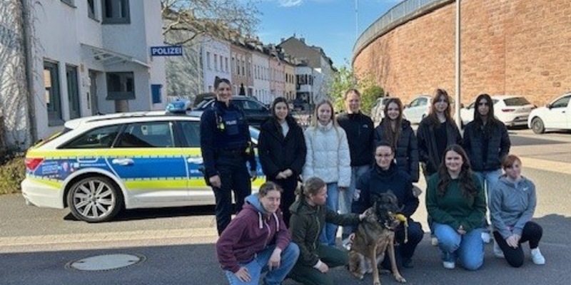 POL-PDTR: Girls Day bei der Polizeiinspektion Saarburg und der Polizeiwache Konz - Foto: presseportal.de