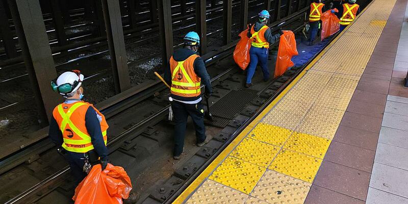 Reinigungskräfte in einer New Yorker U-Bahn-Station (Archiv) - Foto: über dts Nachrichtenagentur