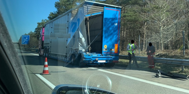 POL-CUX: Verkehrsunfall zwischen zwei LKW auf der BAB27 - hohe Sachschäden (Foto im Anhang) - Foto: presseportal.de