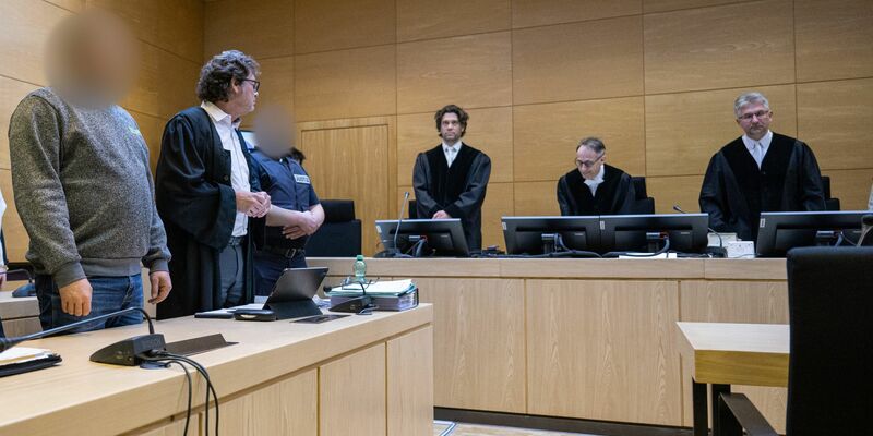 Der Angeklagte ist nun wegen Mordes verurteilt worden. (Archivbild)  - Foto: Guido Kirchner/dpa