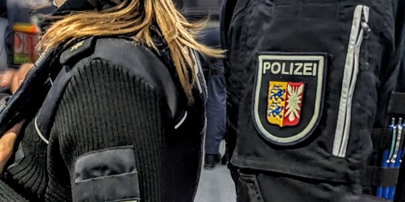 POL-SE: Bad Segeberg/ RB 82 - Polizei kontrolliert das Waffen- und Messerverbot auf der Bahnstrecke Bad Segeberg - Neumünster - Bad Segeberg - Bad Oldesloe - Bad Segeberg - Foto: presseportal.de