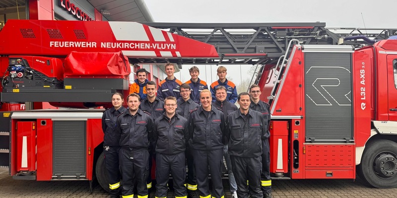FW Neukirchen-Vluyn: 13 neue Feuerwehrkräfte für Neukirchen-Vluyn - Erfolgreicher Abschluss des Grundlehrgangs - Foto: presseportal.de