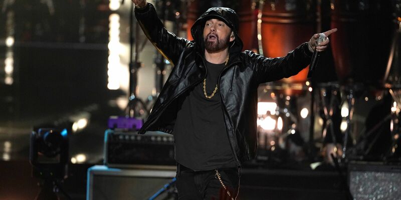 Rapper Eminem ist Großvater geworden. Hier bei der Einführungszeremonie der Rock & Roll Hall of Fame im Jahr 2022. - Foto: Chris Pizzello/Invision/AP/dpa