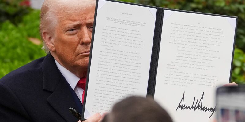 Trump hat die Zollankündigung als «Tag der Befreiung» gefeiert. (Archivbild) - Foto: Evan Vucci/AP/dpa