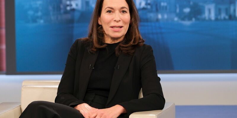 Moderatorin Anne Will genießt weiter jeden Sonntag nicht mehr ins TV-Studio zu müssen. (Archivbild) - Foto: Wolfgang Borrs/NDR/dpa