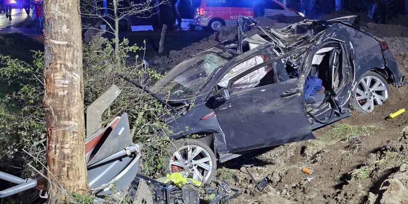 Feuerwehr Goch: Drei Schwerverletzte nach Verkehrsunfall auf dem Hülmer Deich - Foto: presseportal.de