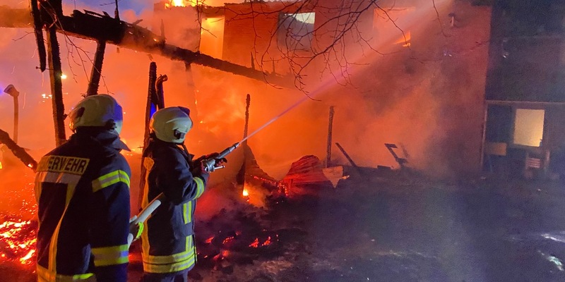 FW-RD: Großfeuer in Holzdorf - 140 Einsatzkräfte im Einsatz - Foto: presseportal.de