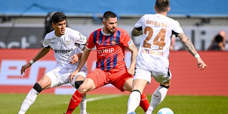 Reagierte spät: Bayers Trainer Xabi Alonso. - Foto: Harry Langer/dpa