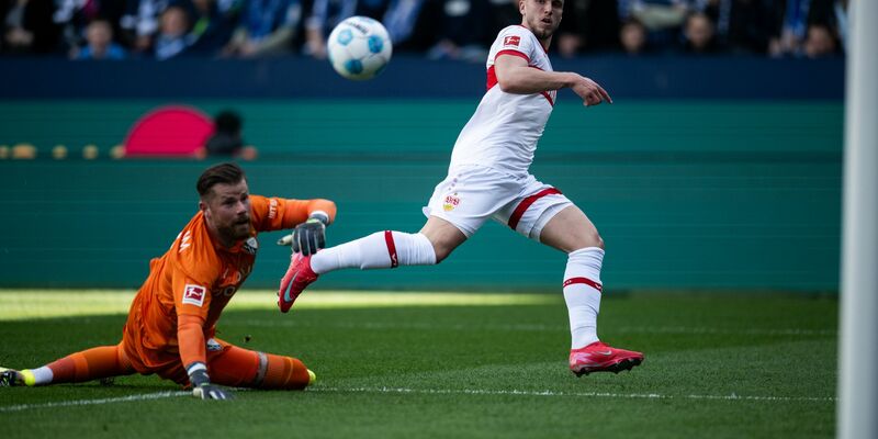 Nick Woltemade setzte sich einmal mehr im Kopfballduell durch. - Foto: Fabian Strauch/dpa