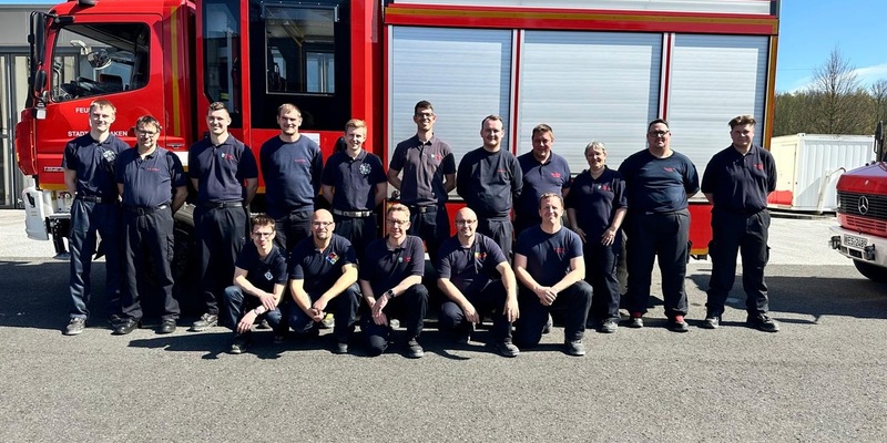 FW Dinslaken: Neue Löschfahrzeug-Maschinisten bei den Feuerwehren im Kreis Wesel. - Foto: presseportal.de