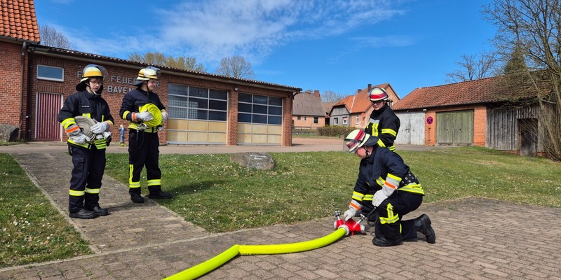 FW Südheide: 15 neue Feuerwehrleute aus der Gemeinde Südheide und 6 Mitglieder aus der Gemeinde Faßberg erreichen die Qualifikationsstufe Einsatzfähigkeit - Foto: presseportal.de