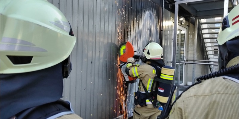 FW Lehrte: Feuer unter Schulcontainer - Foto: presseportal.de