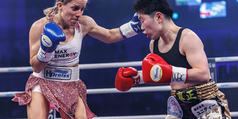 Tina Rupprecht (l) und Sumire Yamanaka lieferten sich einen packenden WM-Vereinigungskampf. - Foto: Andreas Gora/dpa