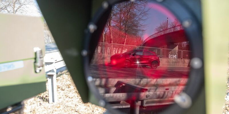 Im vergangenen Jahr haben die Behörden mehrerer Bundesländer mehr Temposünder ertappt als im Jahr davor. (Archivbild) - Foto: Sebastian Gollnow/dpa