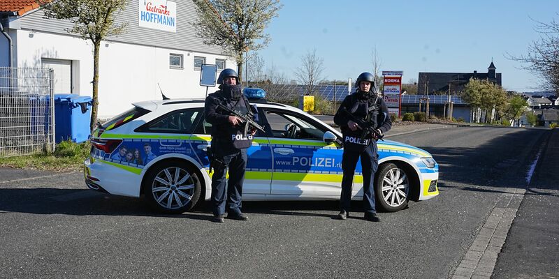 Polizei entdeckt zwei männliche und ein weibliches Opfer. - Foto: Thomas Frey/dpa