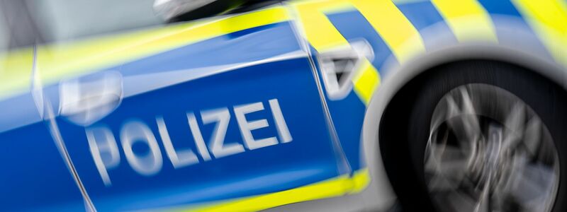 Nach dem Fund von drei Leichen laufen die Ermittlungen (Symbolbild). - Foto: Hendrik Schmidt/dpa