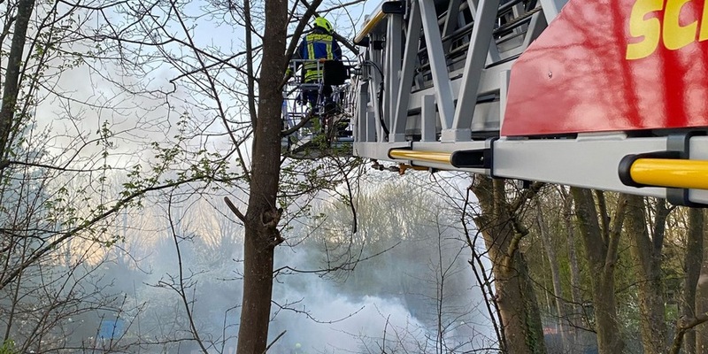 FW-EN: Gartenlaubenbrand an den Bahngleisen in Schwelm - Foto: presseportal.de