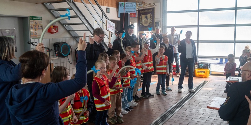 FW Finnentrop: Gründung der Kinderfeuerwehr - Foto: presseportal.de