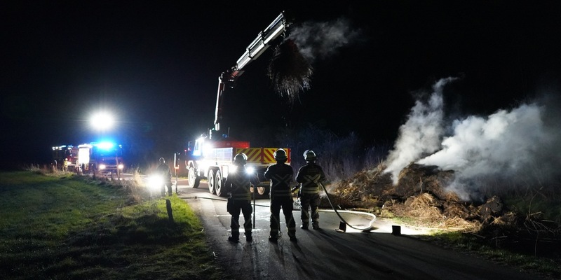 FW Bocholt: Feldbrand stellt sich als brennender Schilfhaufen heraus - Foto: presseportal.de