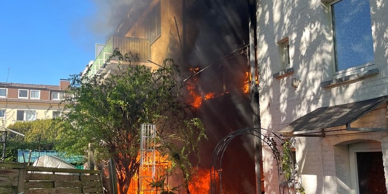 FW-E: Großes Brandereignis lässt ein Mehrfamilienhaus unbewohnbar werden - aufwendiger Einsatz für die Feuerwehr - Foto: presseportal.de