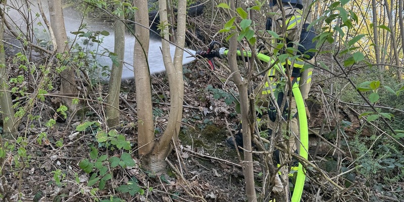 FW-EN: Vier Einsätze für die Feuerwehr am Wochenende - Brandausbreitung auf Einfamilienhaus an der Friedhofstraße verhindert - Brand im Hang am Beethovenweg - Foto: presseportal.de