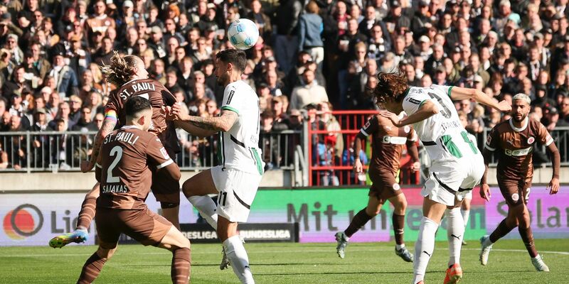 Möchengladbachs Franck Honorat (vorn) behauptet den Ball gegen die Hamburger Lars Ritzka (l) und Hauke Wahl. - Foto: Christian Charisius/dpa