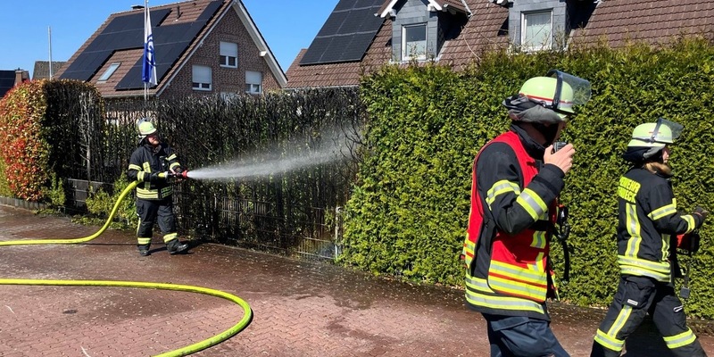 FW-Schermbeck: Heckenbrand - Foto: presseportal.de