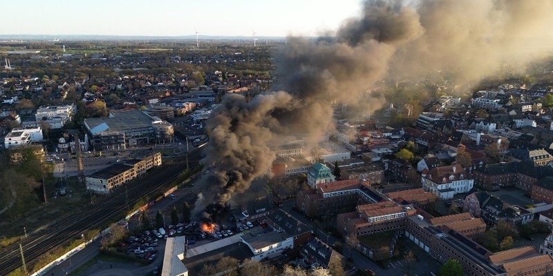 FW-WAF: Brand auf Schrottplatz - Foto: presseportal.de